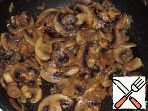 Half onion cut, fry together with mushrooms in a separate pan.
In General, the ideal mushrooms for this recipe - shiitake, but not everyone loves them, so I took the mushrooms.