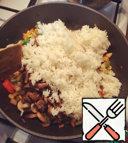 Start typing rice.
I cooked rice almost to readiness, it is prepared in a frying pan.