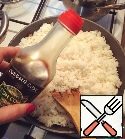 When all the rice in the pan, add the broth (I had chicken), a little water, the rice should not float!!!
And add the soy sauce, I wrote 3 tablespoons, because the sauce is different in concentration, so it's individual: love sour, pour more!