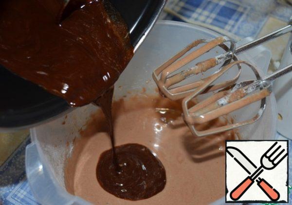 Add cocoa, flour with baking powder to the egg mass and gently enter the chocolate.
