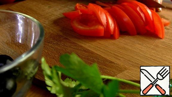 Tomatoes cut into thin slices.