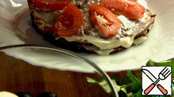 Connect liver cake:
liver pancake, mayonnaise, omelette, mayonnaise, tomatoes. Repeat layers, ending with a liver pancake. Decorate as desired.