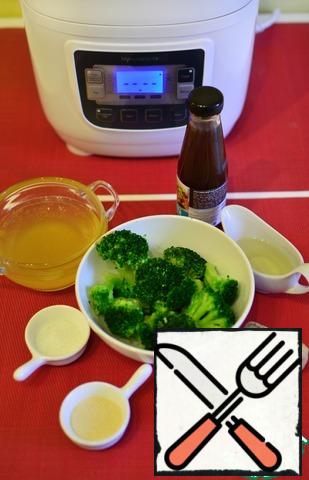 We'll cook broccoli in a slow cooker.
Turn on the Frying mode and heat the oil well.
