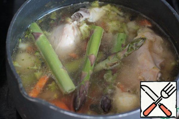 When cooked vegetables, throw pre-washed asparagus, which cut the bottom of the hard part. Bring the soup to a boil again.