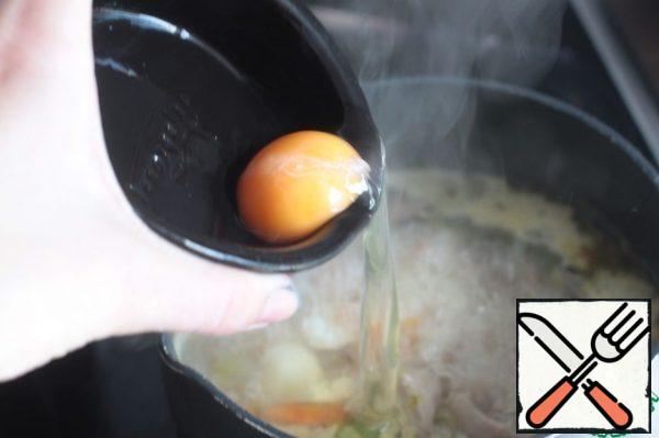 The final touch is to add an egg and mash it quickly with a fork.