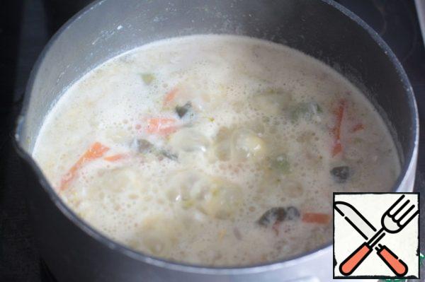 That's all, our final touch - sprinkle the soup with chopped basil and pour it on plates.