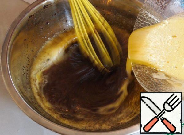 Beat the eggs with sugar to foam, preferably by hand, whisk, because here you need a "soft" foam, and during this time just a little cool chocolate mass. Pour the egg mixture into the chocolate mass, stirring all the time.