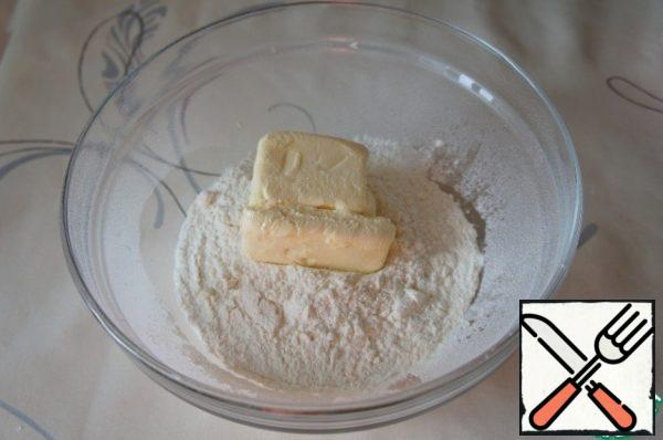 Sift the flour into a bowl, add salt and butter and knead with your hands.
