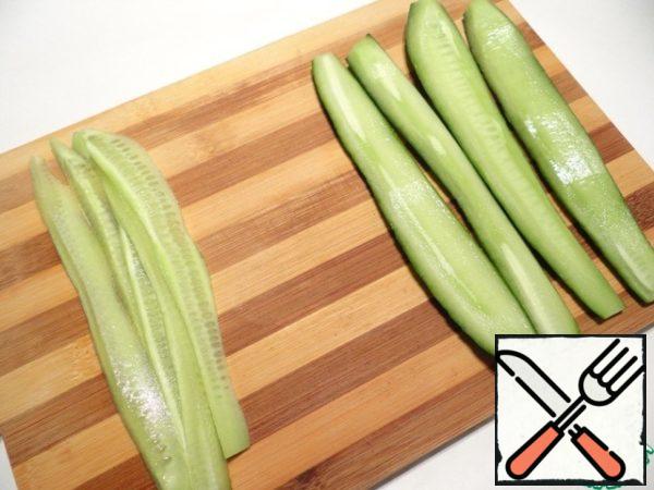 Wash cucumber, cut into 4 pieces along, cut out the seeds.