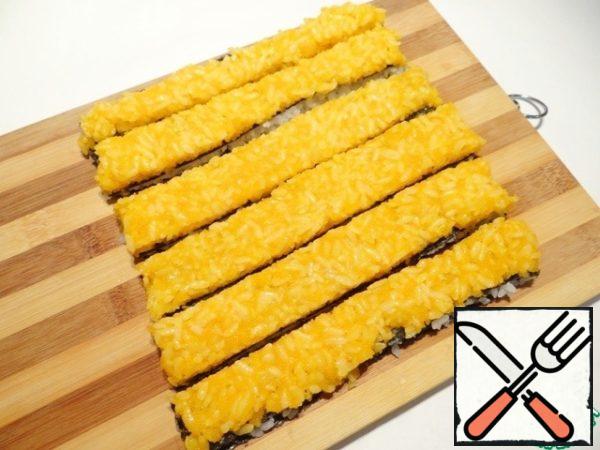 I shift the blank on the Board, cut into strips about 1.5 cm thick with a sharp knife, moistened with water (after each cut, you need to wipe the knife with a cloth and again moisten with water).