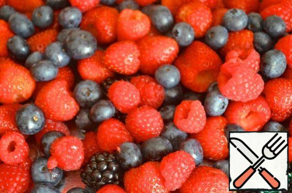 Put the berries in a bowl and mix very carefully so as not to crush.