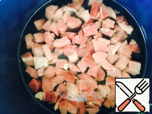 I always take lean meat, cut it into small cubes. Put the meat in a pot (I have 3 liters), fill with water (to cover the meat) and bring to a boil.
When the water boils, rise meat foam, I throw the meat in a colander and wash. At the same time my pot.
And then pour the washed meat in a pot of fresh water, but not to the top. Thus it is not necessary to remove the foam with a spoon, and the soup comes out more transparent.
Bring the water to a boil, reduce the heat, let the meat cook. Add the Bay leaf and a sprig of rosemary to the pot.