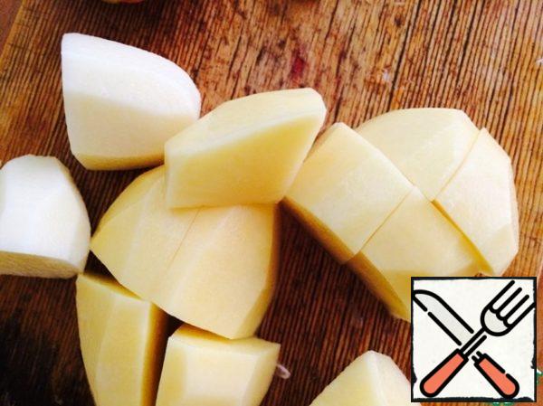 Meantime peel the potato and chop it coarsely (one piece divide into 4 parts). Add potatoes to the meat.