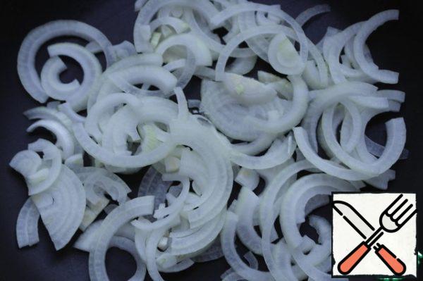 Onion cut into half rings, fry until transparent in vegetable oil.