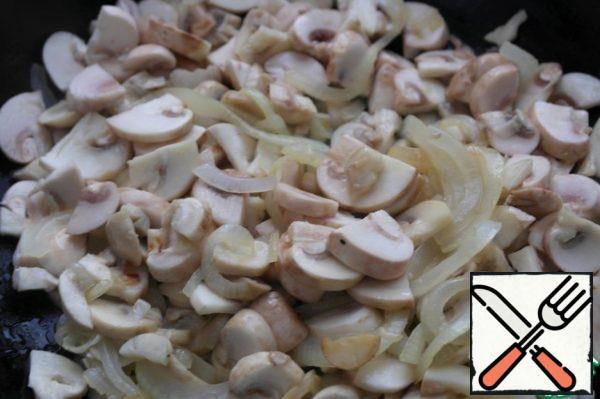 Add to the onion sliced mushrooms, fry for another 5-7 minutes.