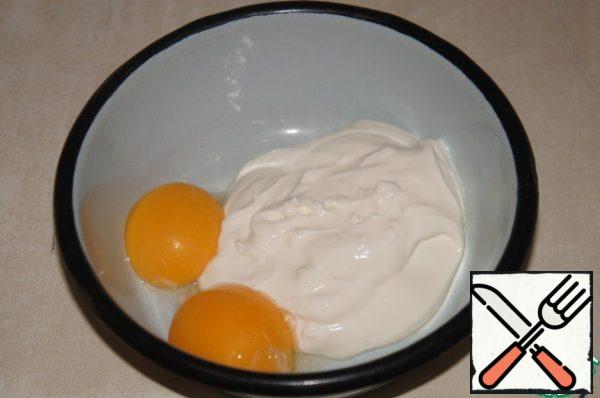 Whip cream with the yolks, gently stir in the soup.