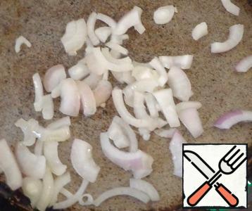 First, prepare the filling.
Onions cut into small pieces and fry in vegetable oil for 1-2 minutes.