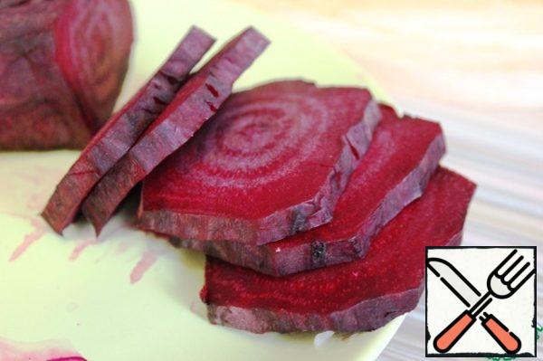 The finished beet is cut into slices 0.5 cm thick.