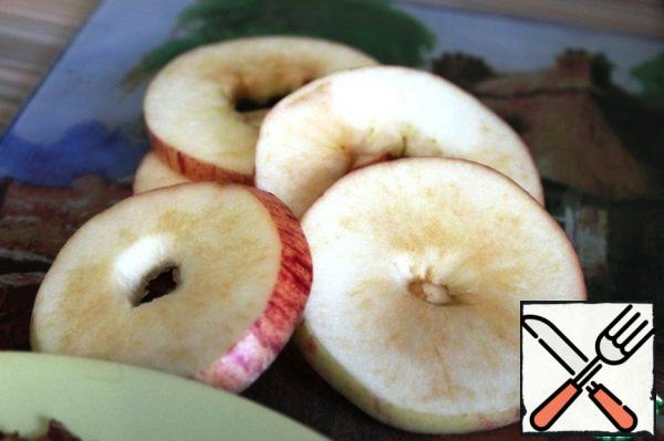 Apples carefully wash and cut into slices, 0.5 cm thick. Cut out the middle.