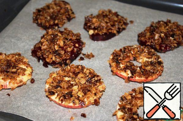 Beat the egg with a fork in a bowl. Each piece of beet and Apple dipped in an egg, and then breaded oat flakes. I put it on a baking sheet covered with parchment.