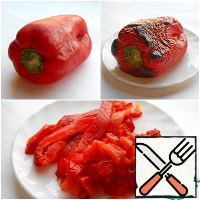 Remove the skin from the pepper. To do this, bake the peppers on a grill or open fire to tan, put in a bag, tie tightly and leave for 10-15 minutes (I baked the peppers in the oven under the grill). When the pepper cools down, the skin is easily removed. Cut the pepper.