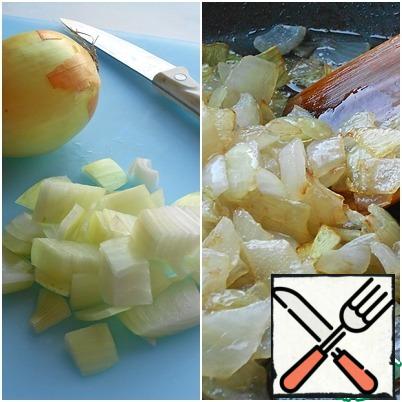 Onions cut and fry in vegetable oil until transparent.