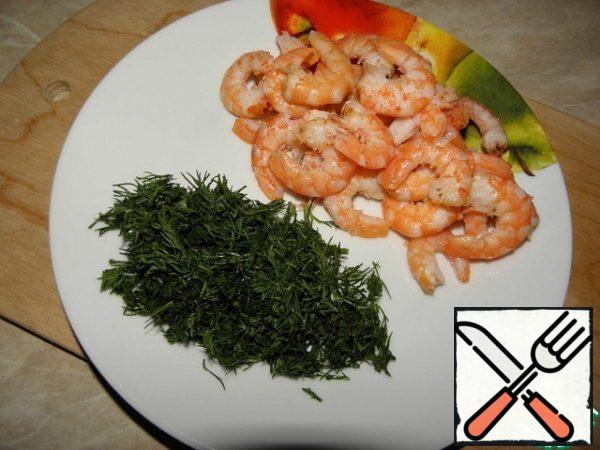 Boil the prawns for 1-2 minutes, peel and cut into 2 pieces. Dill finely chop, and add to the fish souffle.