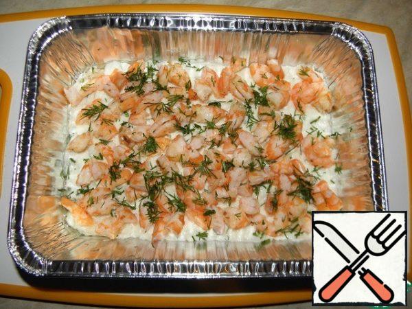 Take a small form (if necessary, lay parchment or foil). Grease with vegetable oil, the lower layer put half of the fish souffle, the middle layer of shrimp.