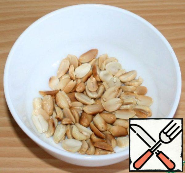 Fry the peanuts in a dry pan and clean.