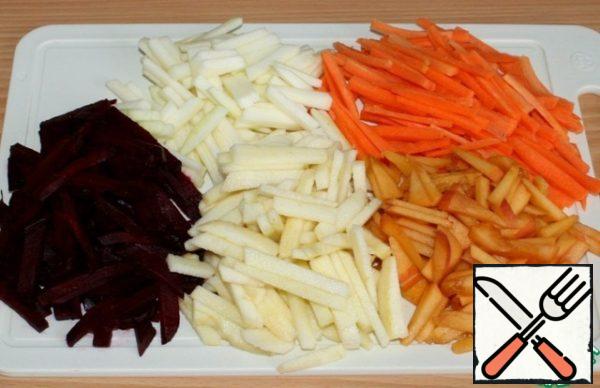 Wrap the beets in foil, bake in the oven, cool and peel. Peel the apple and zucchini and remove the seeds from the peach. Cut vegetables and fruits into strips.
