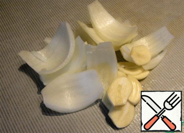 Garlic cut into plates, onions petals.