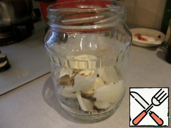 In jar put an garlic, onion, Your beloved spices for fish and seafood, a small a leaf of Bay leaf leaf leaf.