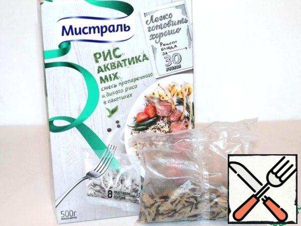 Take 4 bags of rice "Aquatica" and cook according to the instructions for 30 minutes. In the meantime, we'll cook the meat.
