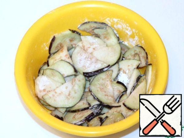 Wash the eggplants, dry them and cut them into fairly thin halves. Salt them well and let them stand for a while (thus the bitterness goes away) ~ 5 minutes. Then rinse them well under running water and roll them in starch.
