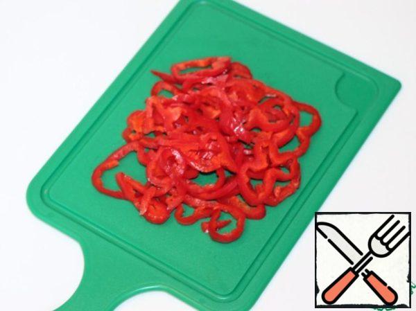 Wash and dry the bell peppers. Clear the tail and seeds and cut into thin strips. Garlic peel and also thinly slice.