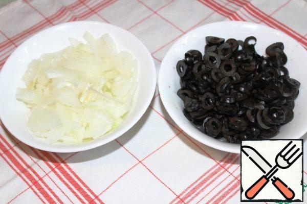 Cut the onion into thin quarters of rings, olives-rings.