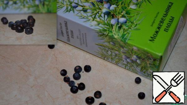Chop the juniper berries with a knife and add to the minced meat. I bought some good juniper berries at the pharmacy and had seen them in spice shops before.
Preheat the oven to 160-180 degrees.

