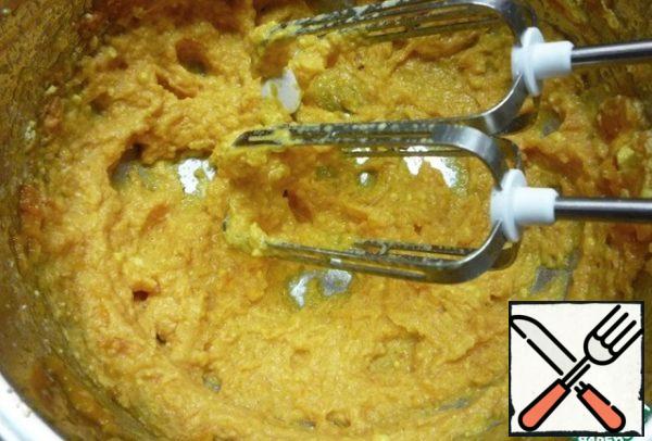 Boil the pumpkin and mash into a puree, on three eggs, we need only 1/4 Cup. Put the yolks and beat with a mixer until smooth.