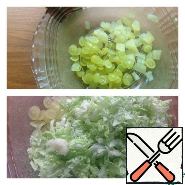 Pineapples cut into small cubes, grapes roundels. Cut Chinese cabbage into strips (only the green part), garlic is passed through the press.