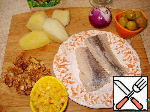 Boil potatoes, peel, cool, peel onions, prepare the rest of the products. Will herring cut into fillets.