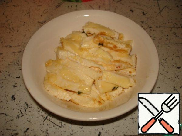 Put the shrimp out. To the pan add a little oil (if needed) and fry the omelet out of eggs, milk, a pinch of salt. The finished omelet cut into cubes. It turns out more than you need, but to reduce the number of do not advise, otherwise it will be too thin.