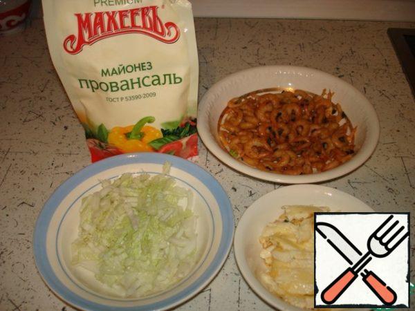 Cut the cabbage.
All components of the filling are ready.