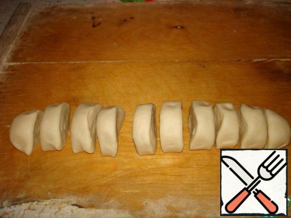The dough is divided into 10 parts. Cover with plastic wrap to avoid drying out.