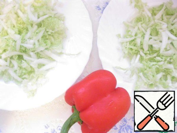 Cut the cabbage into thin slices, put it on a platter, sprinkle with lemon juice.
