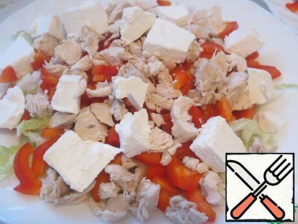 Boiled chicken cut into small pieces, cheese cubes.
Put the chicken and cheese on the vegetables.
