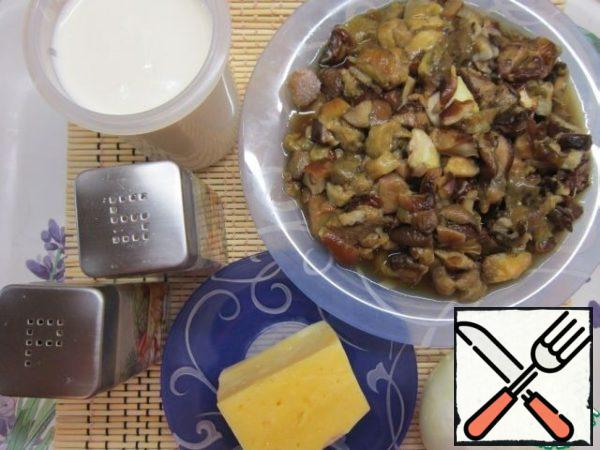 Selection of fungi for julienne is quite diverse. It can be white, aspen, boletus,boletus, mushrooms, honey agaric. In this case, frozen mix mushroom: white, brown and butter. Finely chop the onion. Cheese to grate on a large grater.