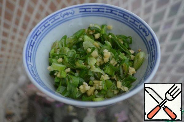 3. For refueling, peel and finely chop the ginger, cut the green onion into thin rings. Put ginger and onion in a bowl, add vinegar and sesame oil, mix.

