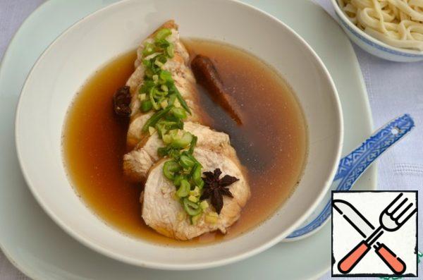 4. Remove the chicken from the broth, cool slightly and cut into medium-thick slices.
