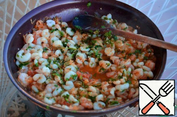 Add shrimp, finely chopped garlic and chopped parsley and simmer for 2 minutes.