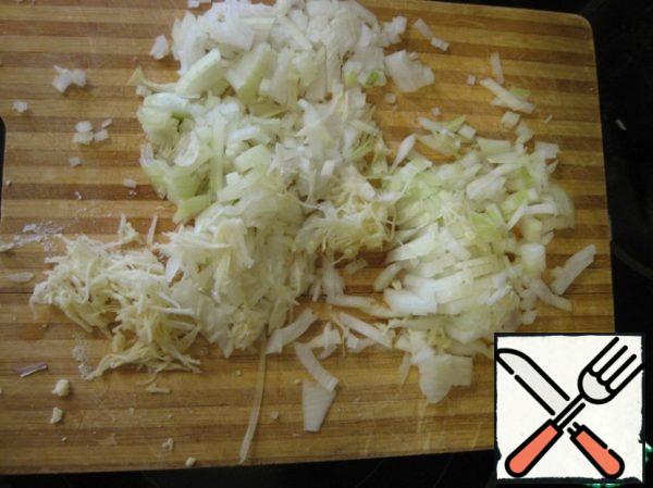 So, to begin to prepare all the products:
Chop the onions finely and grate the garlic.
Cheese grate.
Wash the chicken and cut into pieces.
Buckwheat also thoroughly wash.